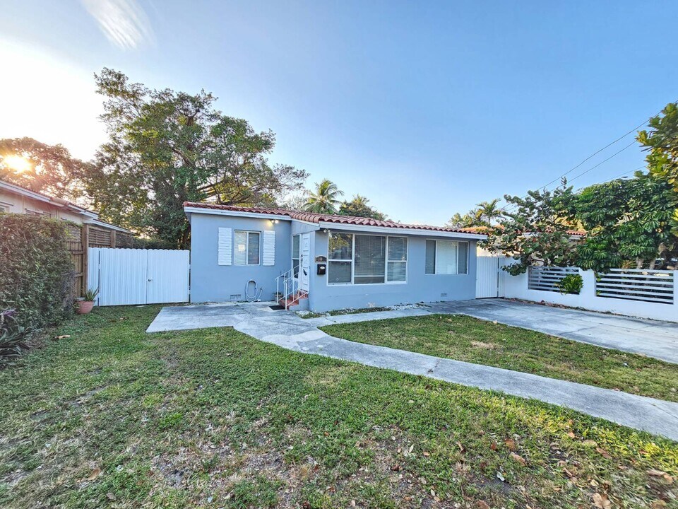 300 SW 38th Ct in Coral Gables, FL - Building Photo