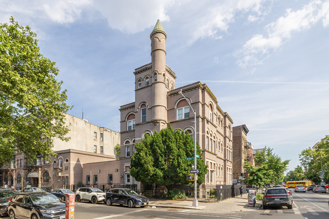 150 Vernon Ave in Brooklyn, NY - Building Photo