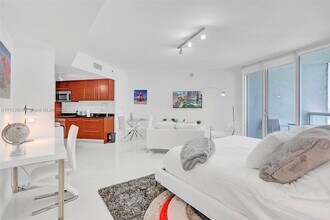 475 Brickell Ave, Unit 3408 in Miami, FL - Building Photo - Building Photo