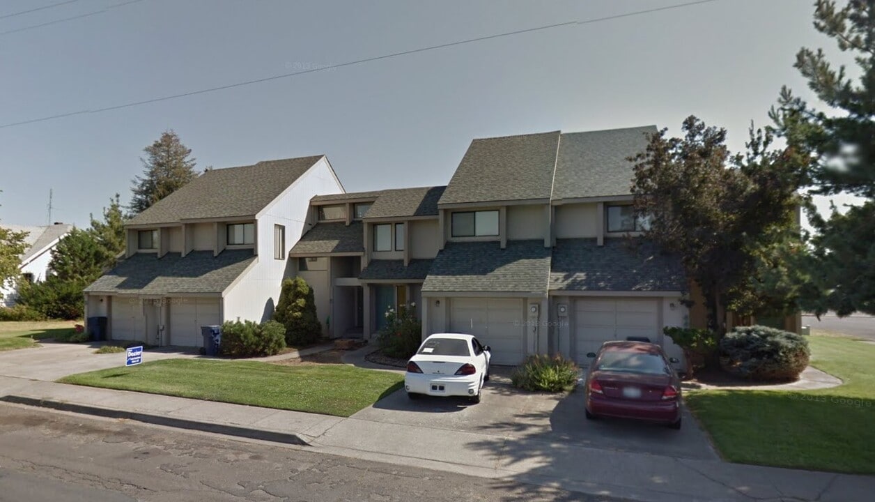 440 NE C St, Unit Apt c in College Place, WA - Building Photo