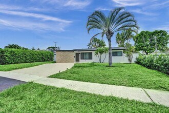 1001 SE 13th Ct in Deerfield Beach, FL - Building Photo - Building Photo