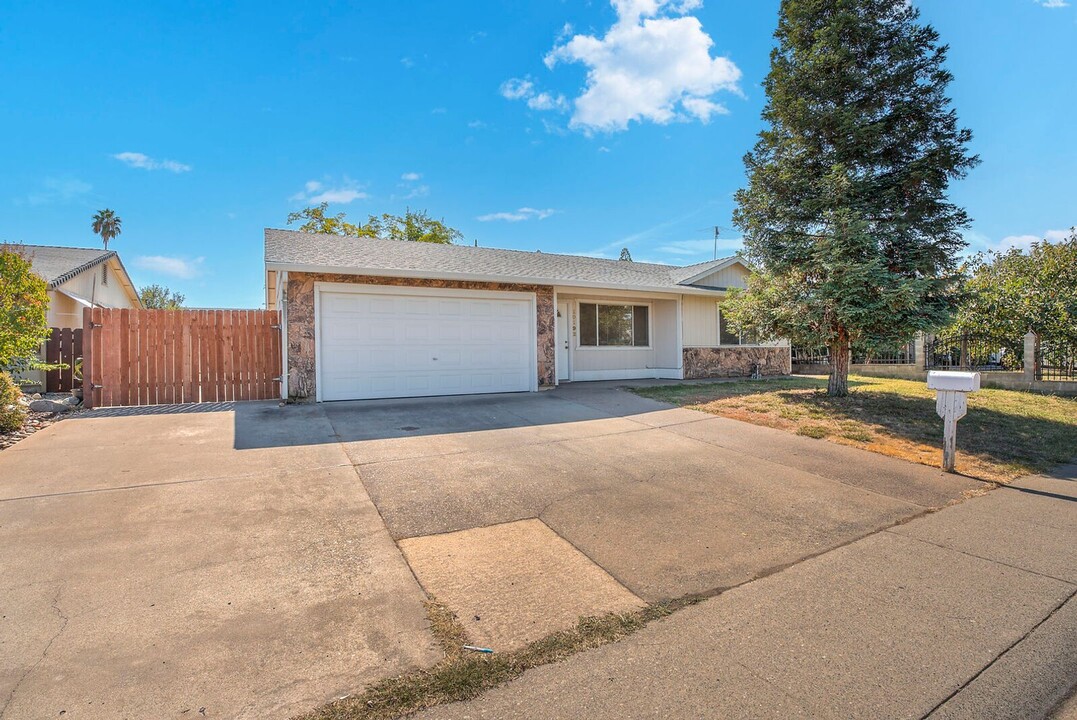 10192 Countryside Way in Sacramento, CA - Foto de edificio