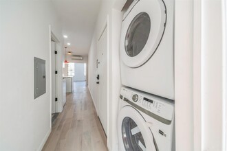 216 Halladay St in Jersey City, NJ - Building Photo - Building Photo