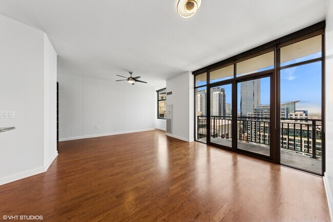 233 E 13th St, Unit 2210 in Chicago, IL - Foto de edificio - Building Photo