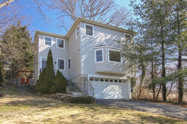 4 Manor Pl in White Plains, NY - Building Photo - Building Photo