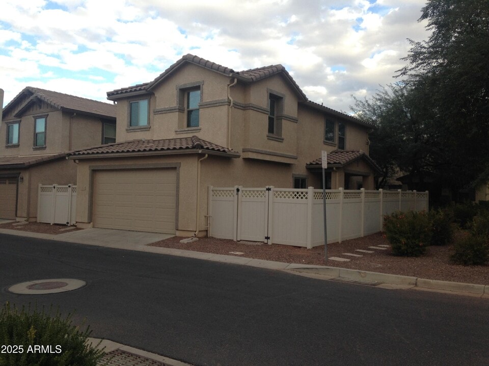 1007 S Cheshire Ln in Gilbert, AZ - Building Photo