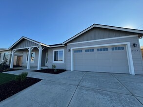 3714 Durst St in Medford, OR - Foto de edificio - Building Photo