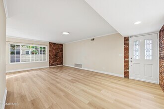 1724 Eagle Peak Ave in Simi Valley, CA - Foto de edificio - Building Photo