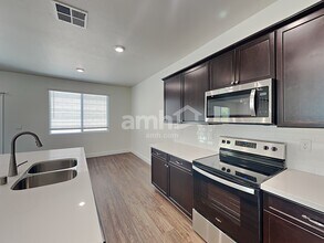 6139 Theodore St in North Las Vegas, NV - Foto de edificio - Building Photo