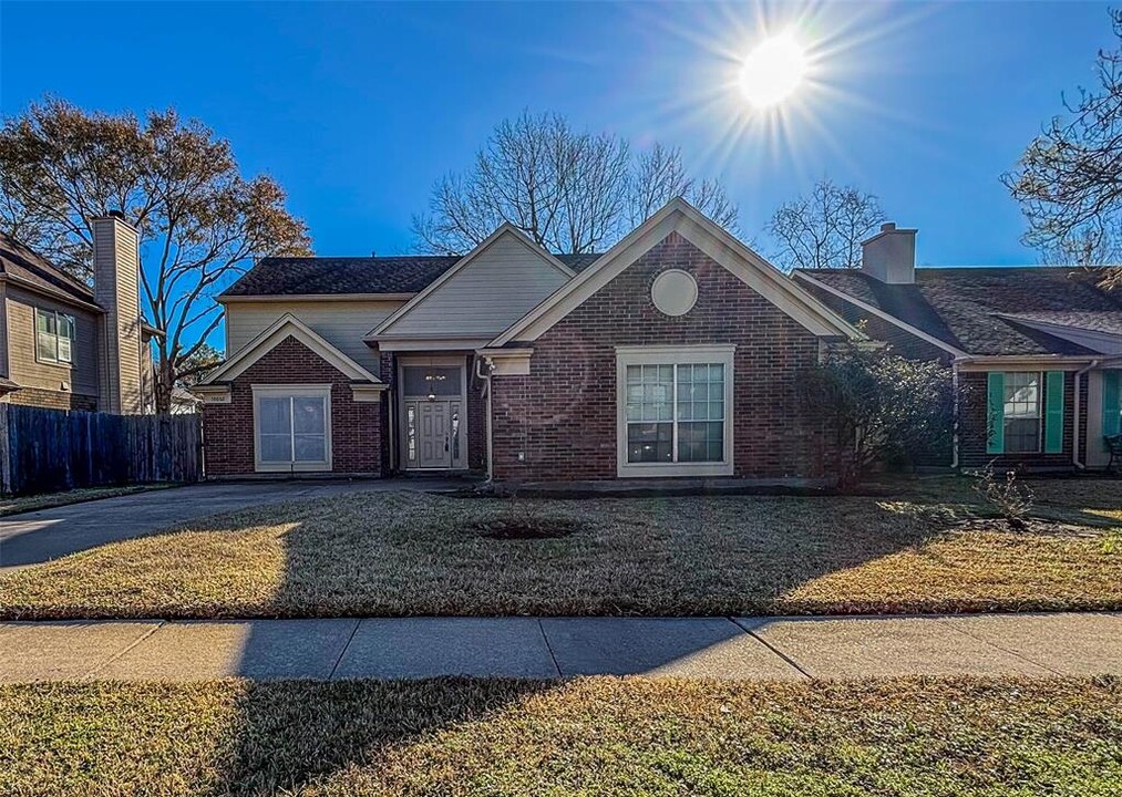 10002 Cabin Creek Dr in Houston, TX - Building Photo