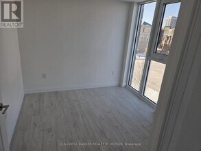 412 Silver Maple Rd in Oakville, ON - Building Photo - Building Photo