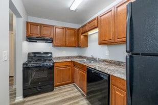 Fountain West Apartments in Trenton, MI - Building Photo