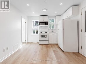8 Redwood Ave in Toronto, ON - Building Photo - Building Photo