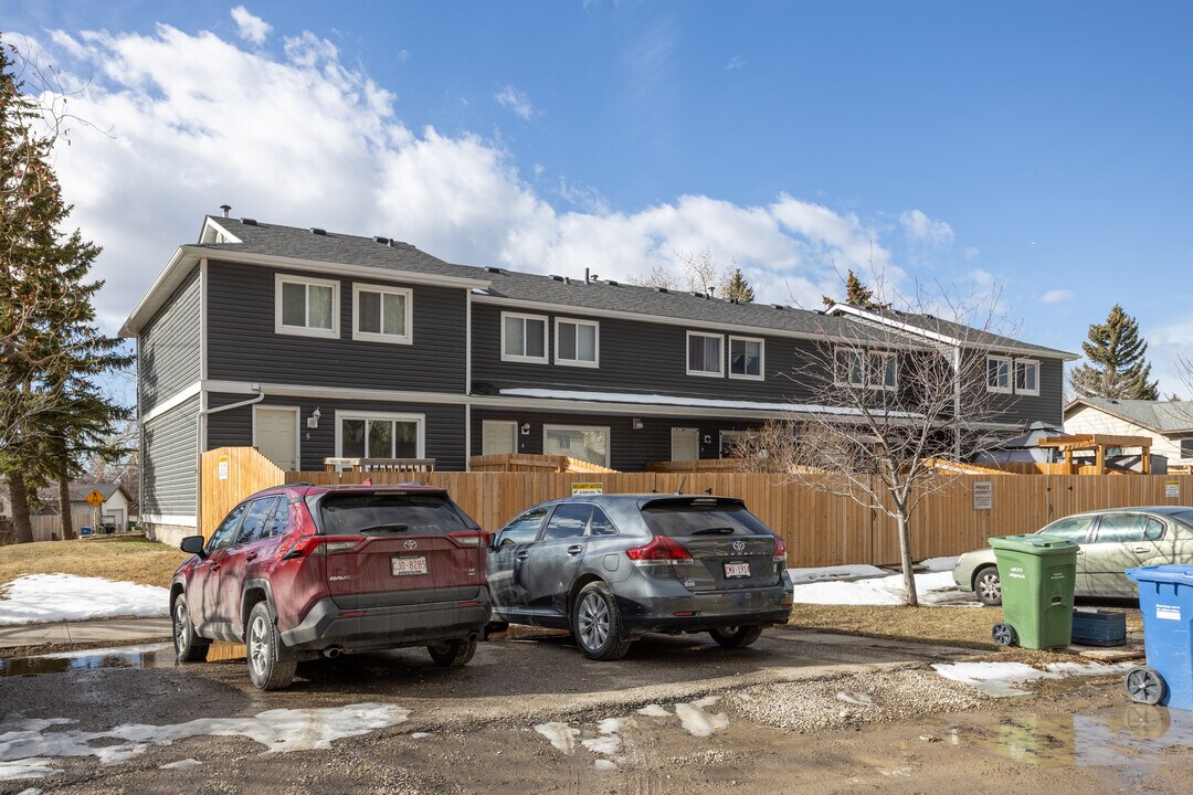 72 Erin Grove SE in Calgary, AB - Building Photo