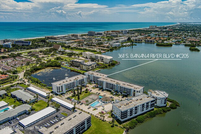 3611 S Banana River Blvd in Cocoa Beach, FL - Foto de edificio - Building Photo