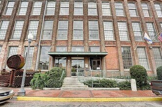 920 Poeyfarre St, Unit 211 in New Orleans, LA - Foto de edificio - Building Photo