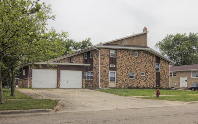 818 Greenbrier Rd in Dekalb, IL - Foto de edificio - Building Photo