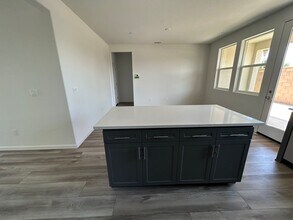 1021 W Payson Ave in Visalia, CA - Building Photo - Building Photo