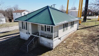 310 E Jackson St in Versailles, MO - Building Photo