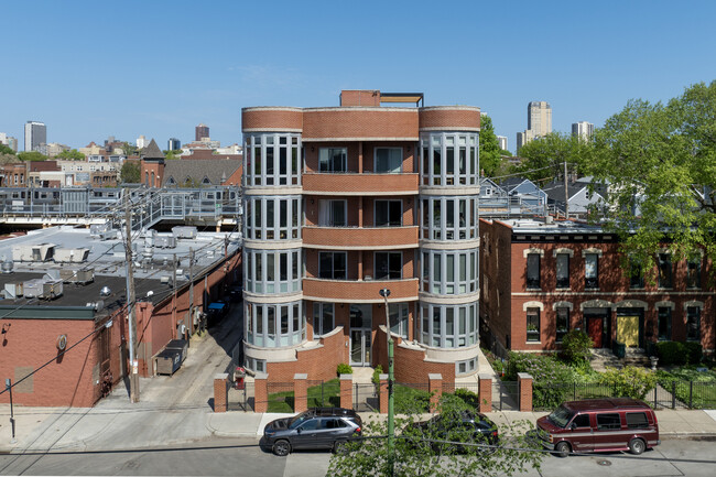 2741 N Sheffield Ave in Chicago, IL - Foto de edificio - Building Photo