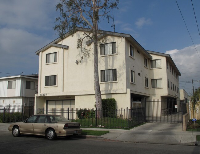 13427 Roselle Ave in Hawthorne, CA - Building Photo - Building Photo