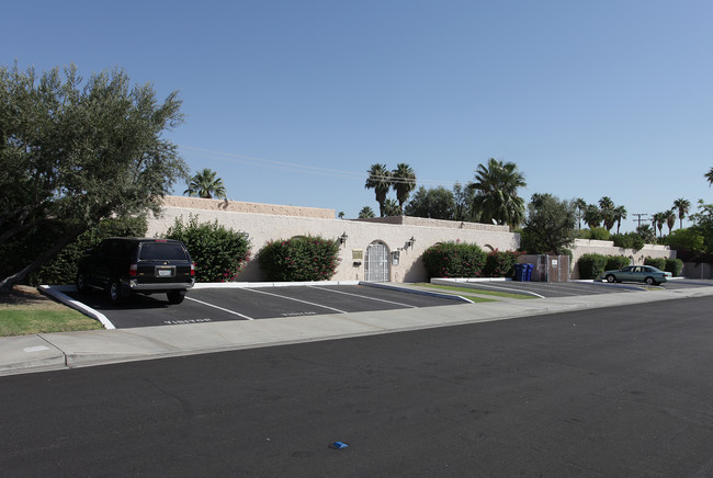 816-838 E Cottonwood Rd in Palm Springs, CA - Foto de edificio - Building Photo