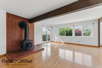 6845 Thornhill Dr in Oakland, CA - Building Photo - Building Photo