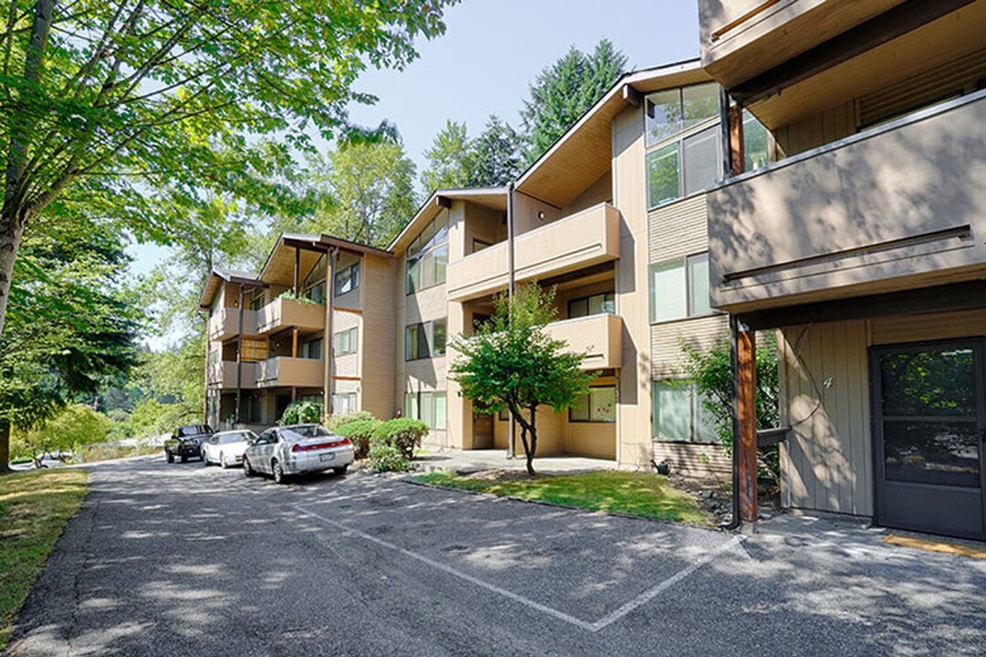 City living with views and walkable access... in Bellevue, WA - Building Photo