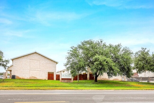 8911 McPherson Rd, Unit 3B in Laredo, TX - Building Photo - Building Photo