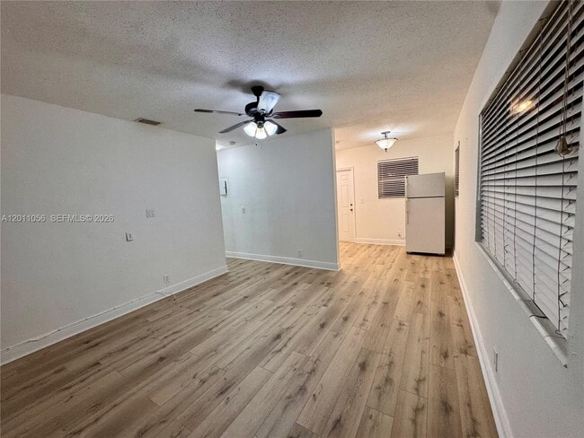 2240 NE 171 St in North Miami Beach, FL - Foto de edificio - Building Photo