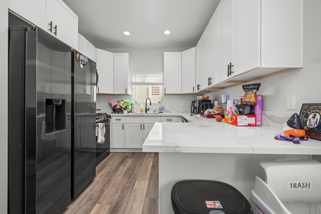 5229 E Falls View Dr in San Diego, CA - Building Photo
