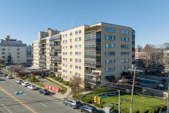 2185 Lemoine Ave in Fort Lee, NJ - Foto de edificio - Building Photo