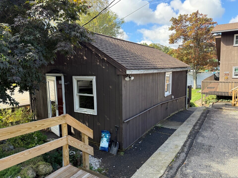 164 Shore Dr in Winchester, CT - Building Photo