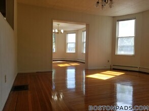 158 Holland St, Unit 1 in Somerville, MA - Building Photo - Building Photo
