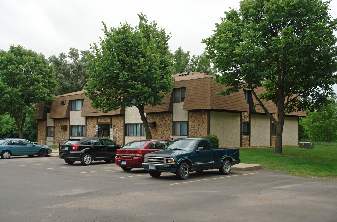 Oakwood Estates Apartments in Isanti, MN - Building Photo