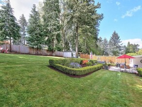 8150 SW Birchwood Rd in Portland, OR - Foto de edificio - Building Photo