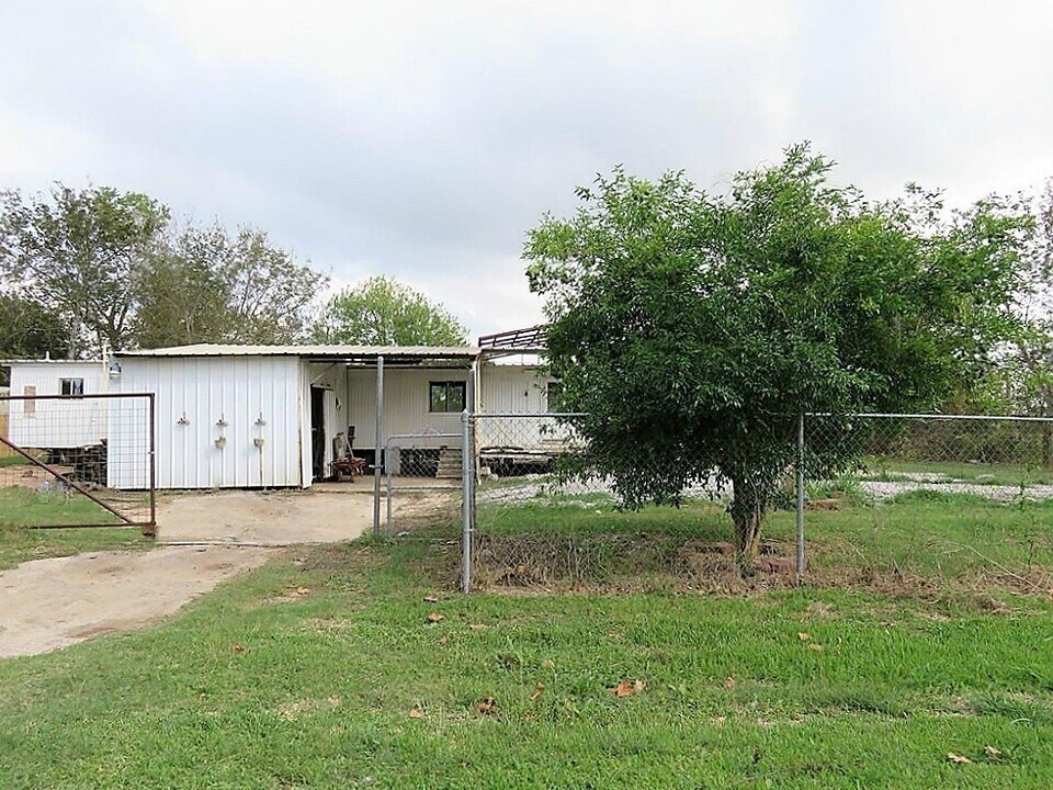 1078 County Rd 499 in Alvin, TX - Building Photo