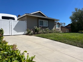 112 Maria Ln in Camarillo, CA - Building Photo