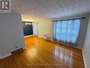 57 Dunning Ave in Aurora, ON - Building Photo - Building Photo