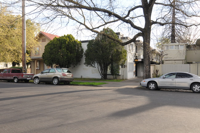 1224 N Commerce St in Stockton, CA - Foto de edificio - Building Photo