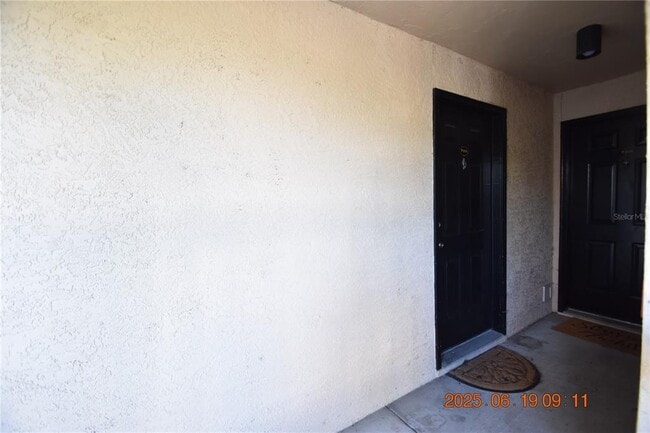 2400 Feather Sound Dr in Clearwater, FL - Building Photo - Building Photo