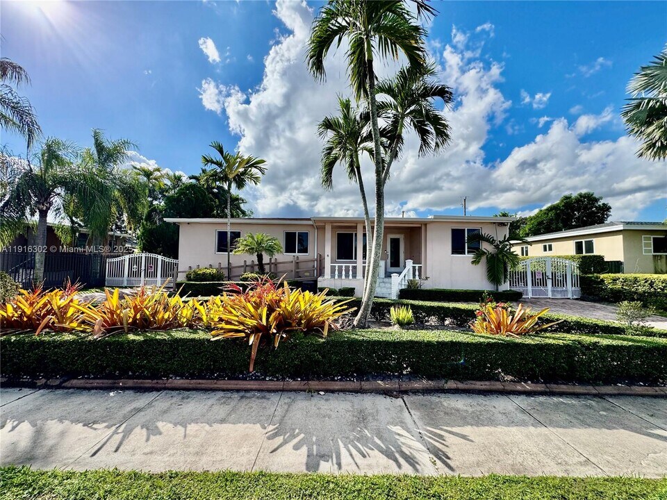8000 SW 17th Terrace in Miami, FL - Building Photo