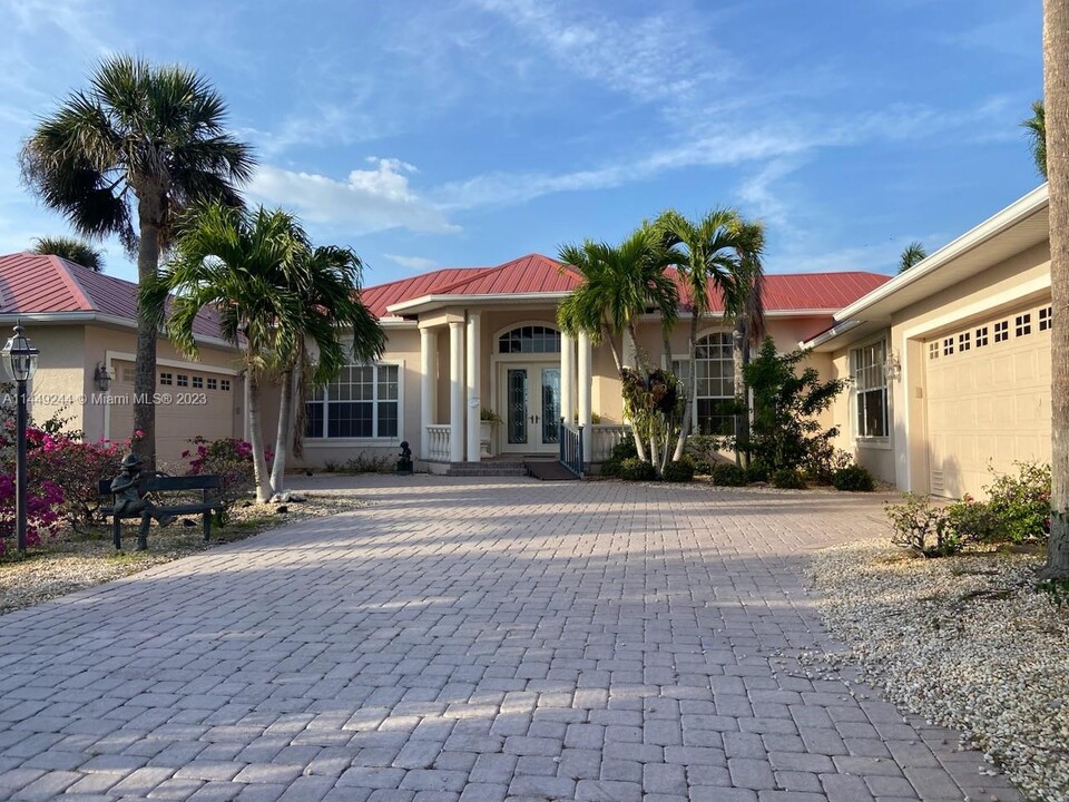 1524 Columbian Dr in Punta Gorda, FL - Building Photo