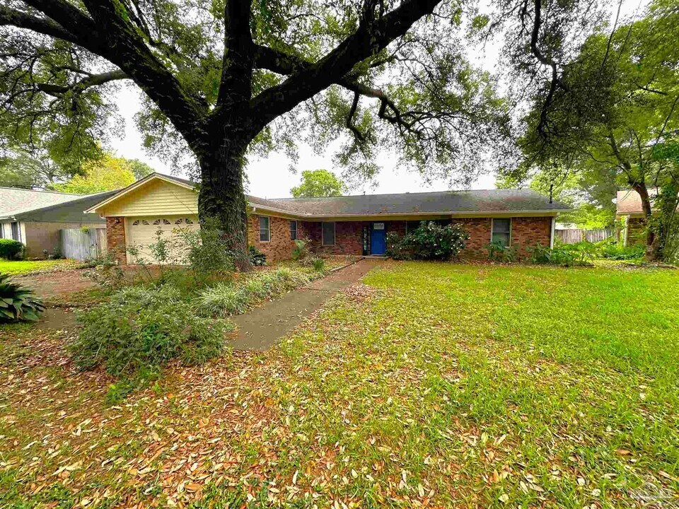 5272 Westwind Cir in Pensacola, FL - Building Photo