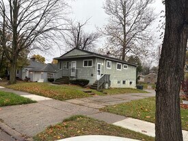 551 Lexington Ave, Unit Upstairs in East Lansing, MI - Building Photo