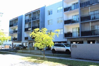 13685 NE 10th Ave in North Miami, FL - Foto de edificio - Building Photo