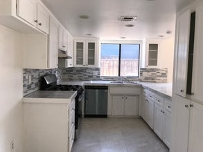 825 Moffat Dr in Hanford, CA - Building Photo - Building Photo