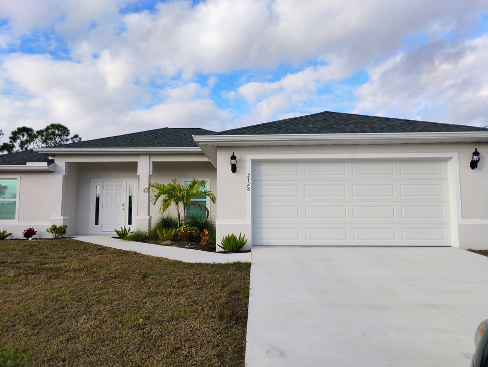 3728 NE 15th Ave in Cape Coral, FL - Building Photo