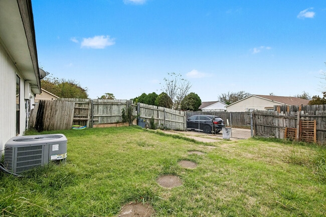 2412 Limestone Dr in Arlington, TX - Foto de edificio - Building Photo