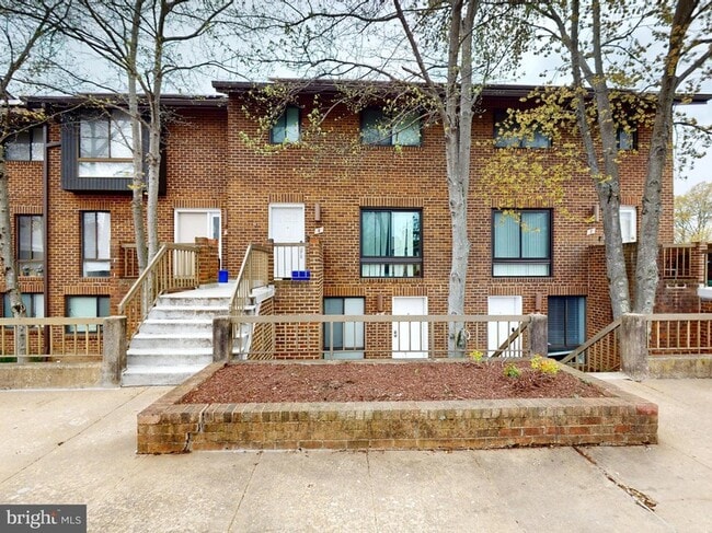 property at 4 Hawthorne Ct NE